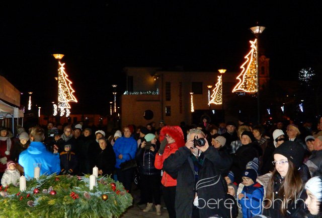 Fellobant az első gyertya lángja 52